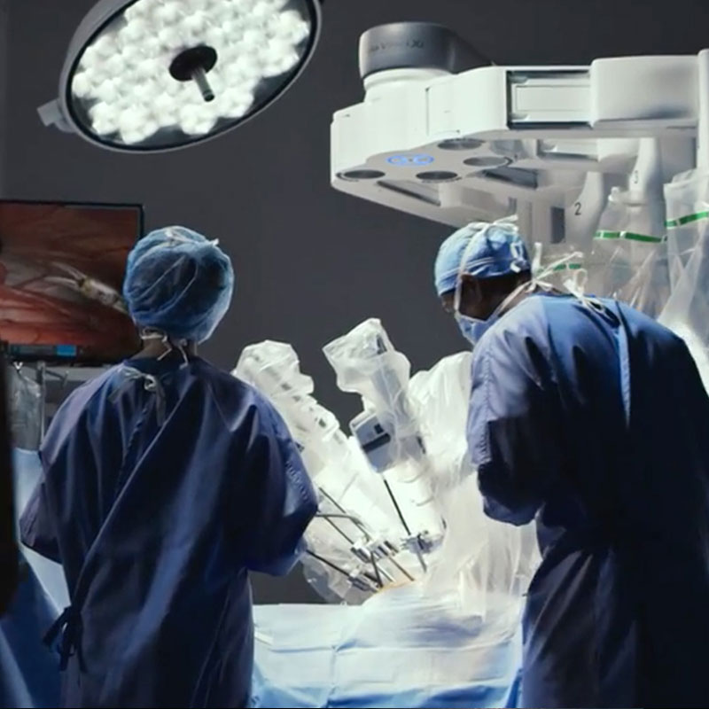 DaVinci-Website1 OR Staff with DaVinci Patient Cart